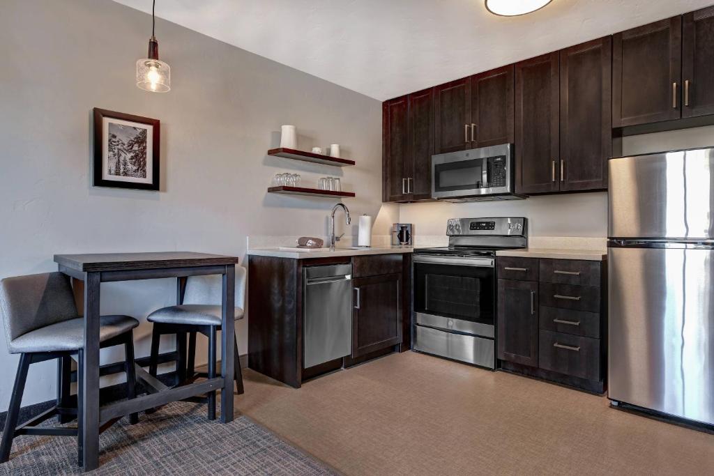 Residence Inn by Marriott Steamboat Springs - Suite King De Un Dormitorio Con Sofá Cama