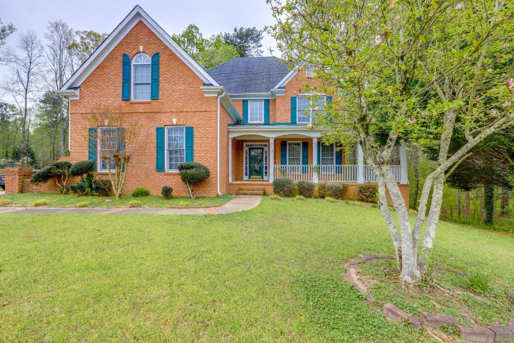 una casa con persianas azules y un árbol en el patio en Quaint Fayetteville Vacation Rental with Lake Access, en Fayetteville