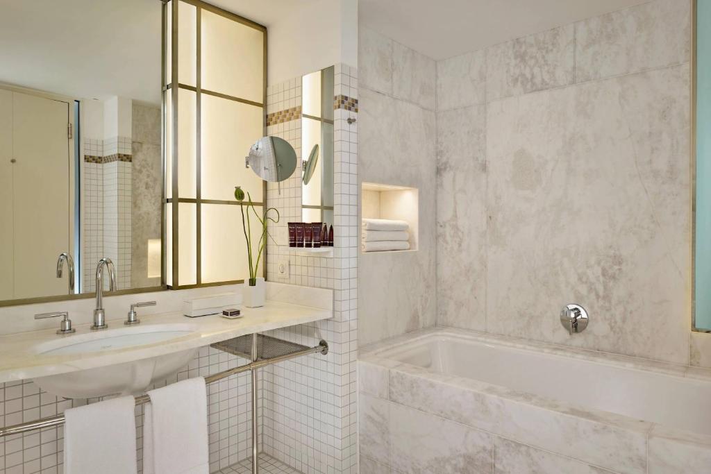 Koupelna v ubytování The Ritz-Carlton, Wolfsburg
