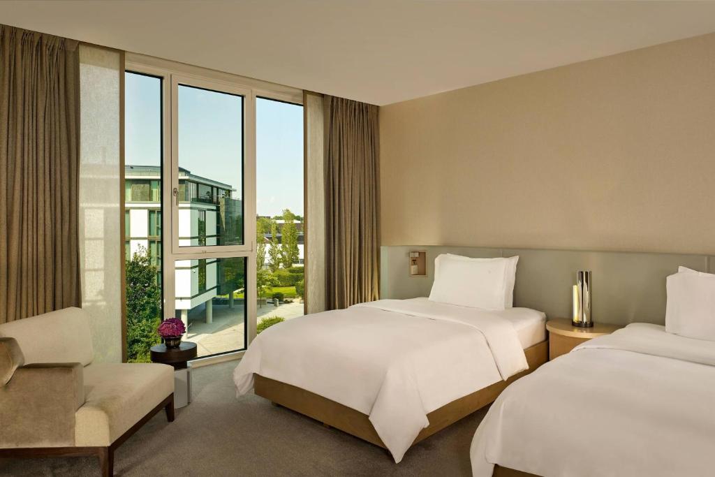 Postel nebo postele na pokoji v ubytování The Ritz-Carlton, Wolfsburg