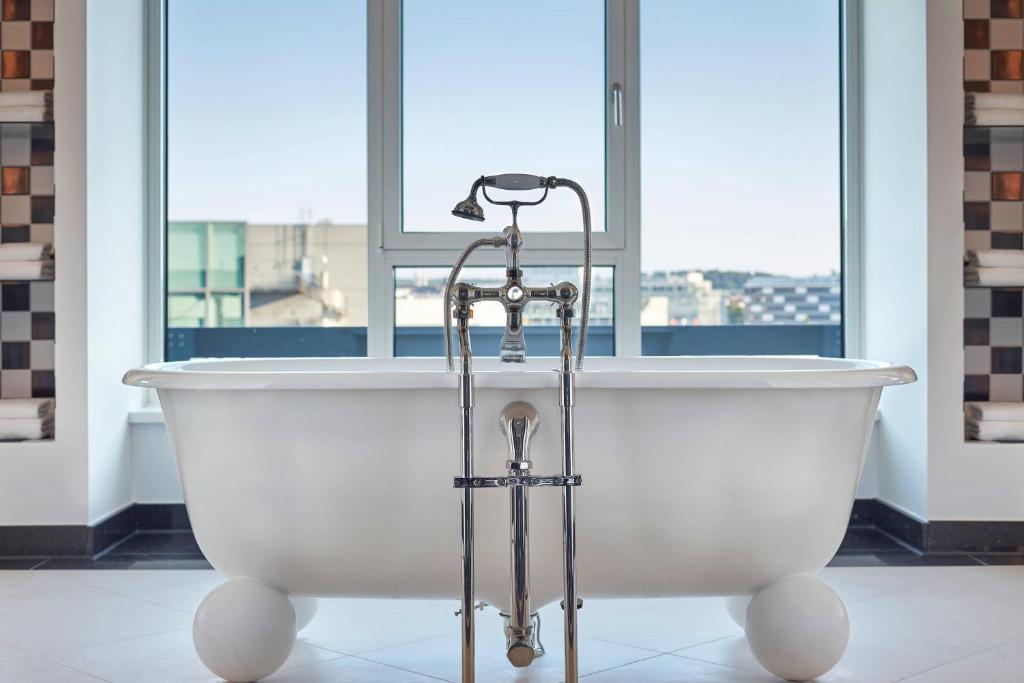 Koupelna v ubytování The Ritz-Carlton, Wolfsburg