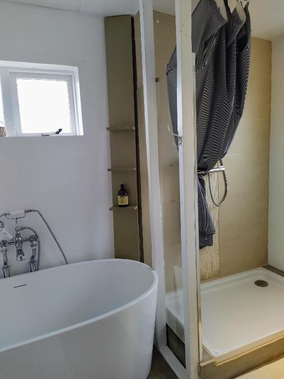 Bilik mandi di Flateyri guesthouse