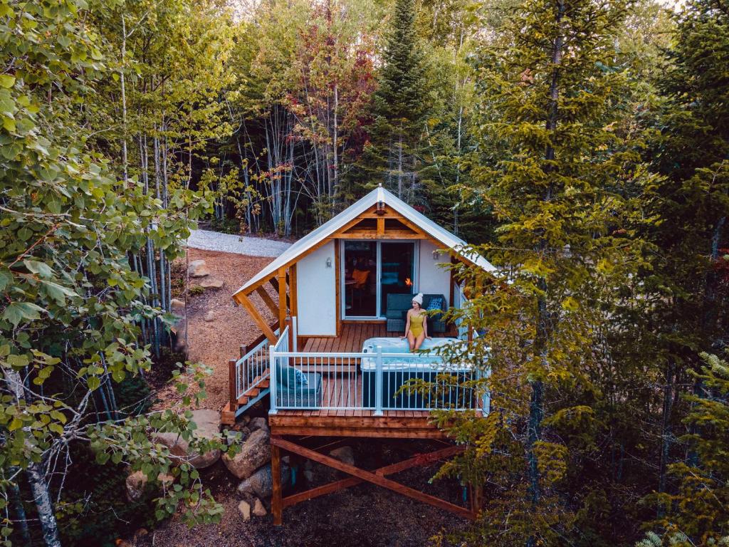 an overhead view of a tiny house in the woods at Momentôm Refuges Nature in Petite-Rivière-Saint-François