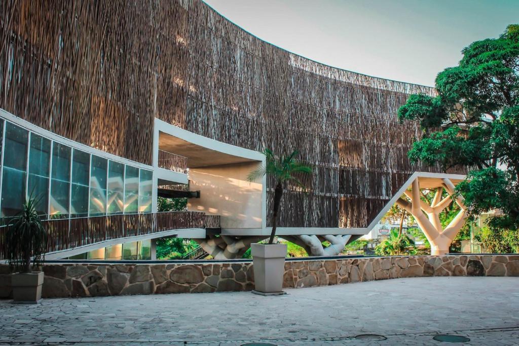 un rendering di un edificio con una cascata di Courtyard by Marriott Tuxpan Veracruz a Tuxpan de Rodríguez Cano