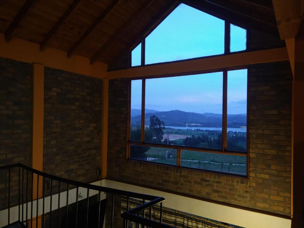 Zimmer mit 2 großen Fenstern und Aussicht in der Unterkunft Casa De Los Colores in Paipa