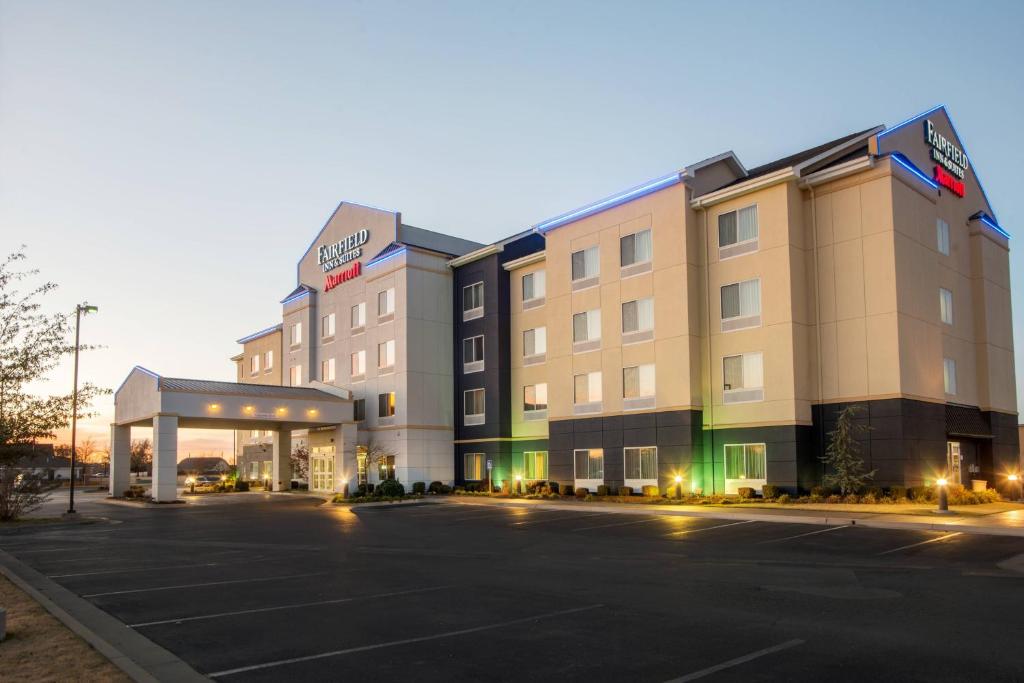 un aparcamiento vacío frente a un hotel en Fairfield Inn and Suites by Marriott Bartlesville en Bartlesville