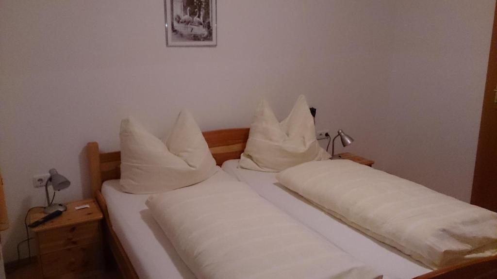 A bed or beds in a room at Gasthof zum Goldenen Pflug