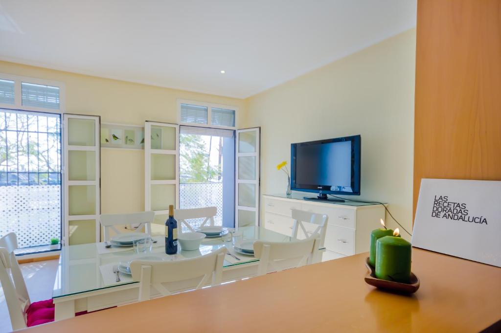 d'une salle à manger avec une table et une télévision à écran plat. dans l'établissement Apartamentos Ribera del Puerto, à El Puerto de Santa María