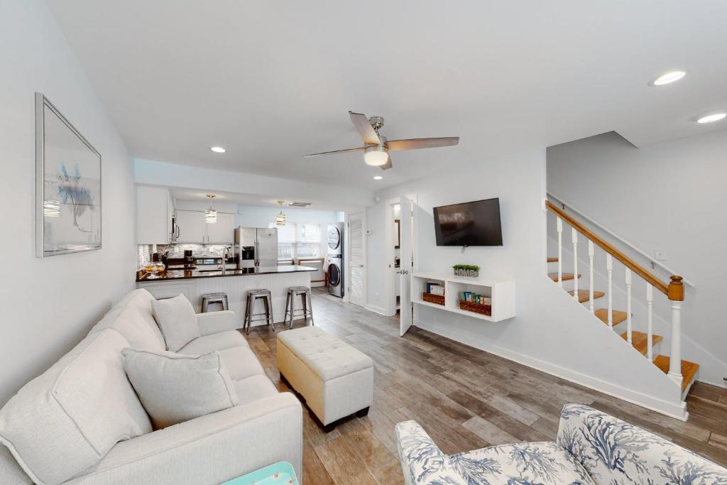 ein Wohnzimmer mit einem weißen Sofa und einer Küche in der Unterkunft Sand Dollar #14 in Gulf Shores