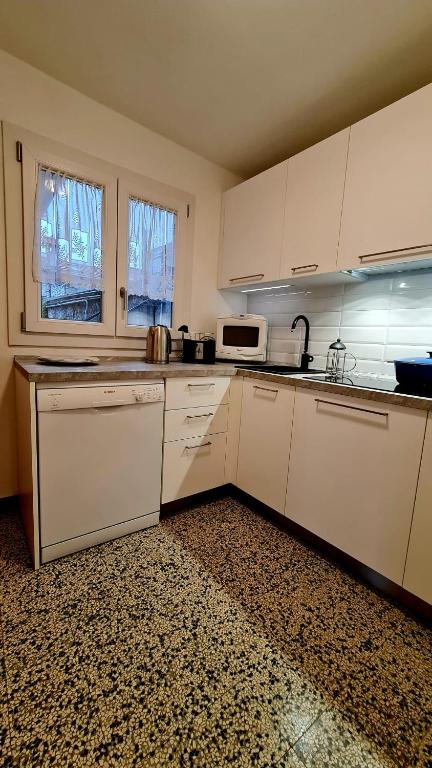 A kitchen or kitchenette at Casa Melina 1