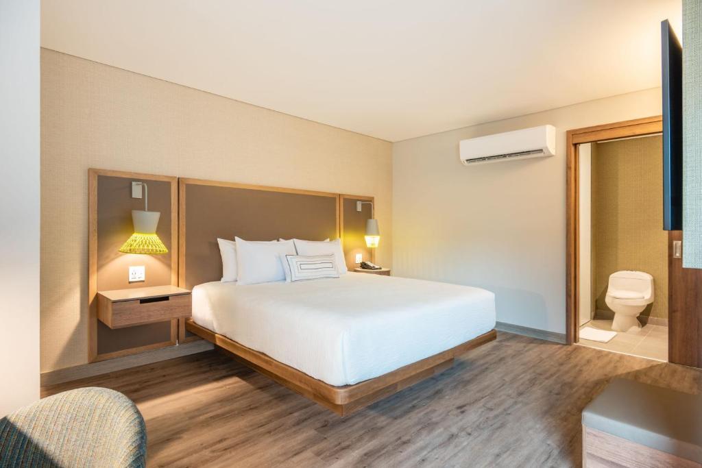 Postel nebo postele na pokoji v ubytování Fairfield by Marriott Medellin Sabaneta