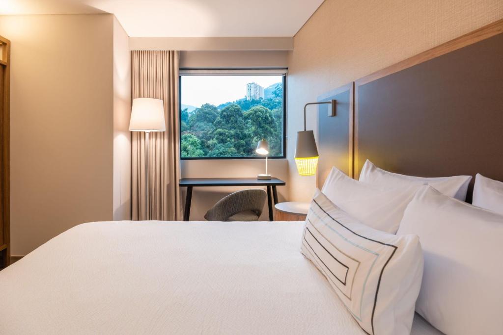 Postel nebo postele na pokoji v ubytování Fairfield by Marriott Medellin Sabaneta