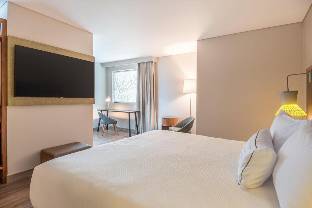 Postel nebo postele na pokoji v ubytování Fairfield by Marriott Medellin Sabaneta