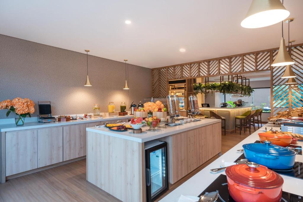 Kuchyň nebo kuchyňský kout v ubytování Fairfield by Marriott Medellin Sabaneta