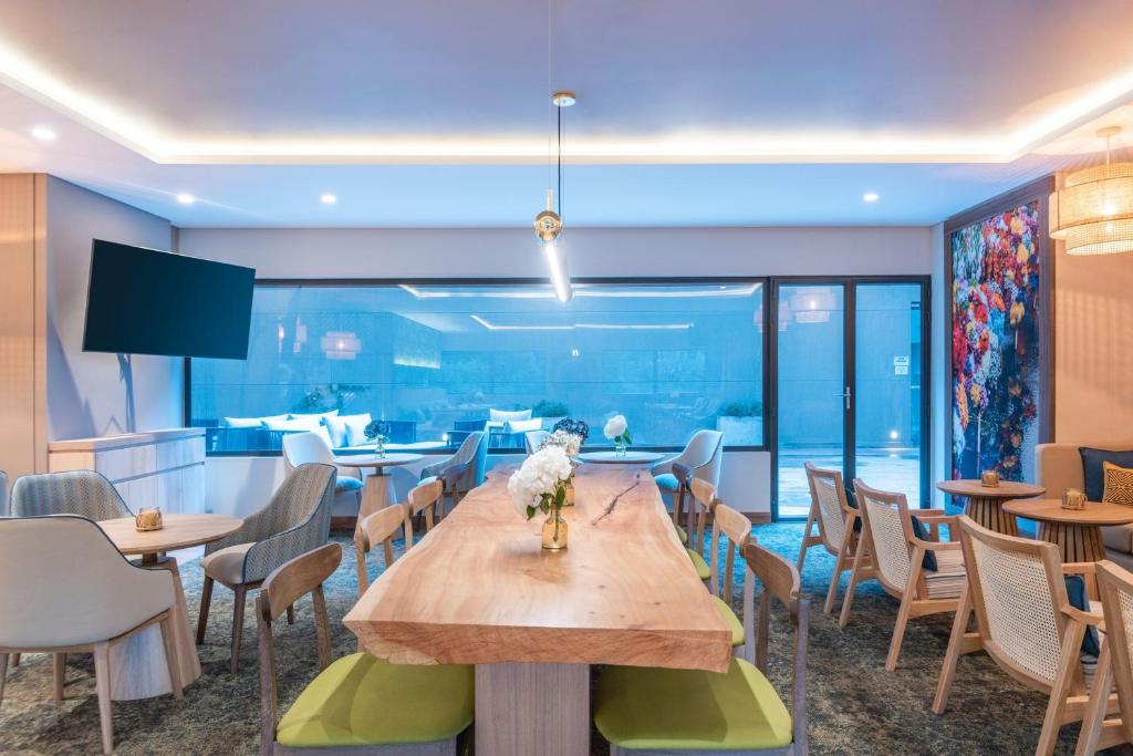 TV a/nebo společenská místnost v ubytování Fairfield by Marriott Medellin Sabaneta