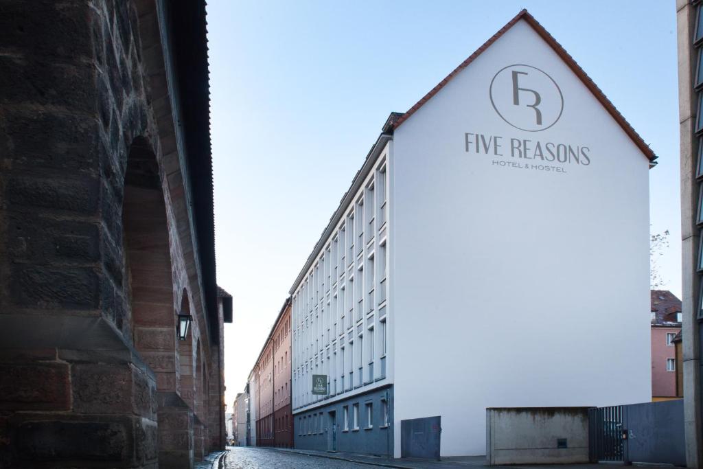 un edificio blanco con una señal que dice cinco razones en Five Reasons Hostel & Hotel, en Núremberg