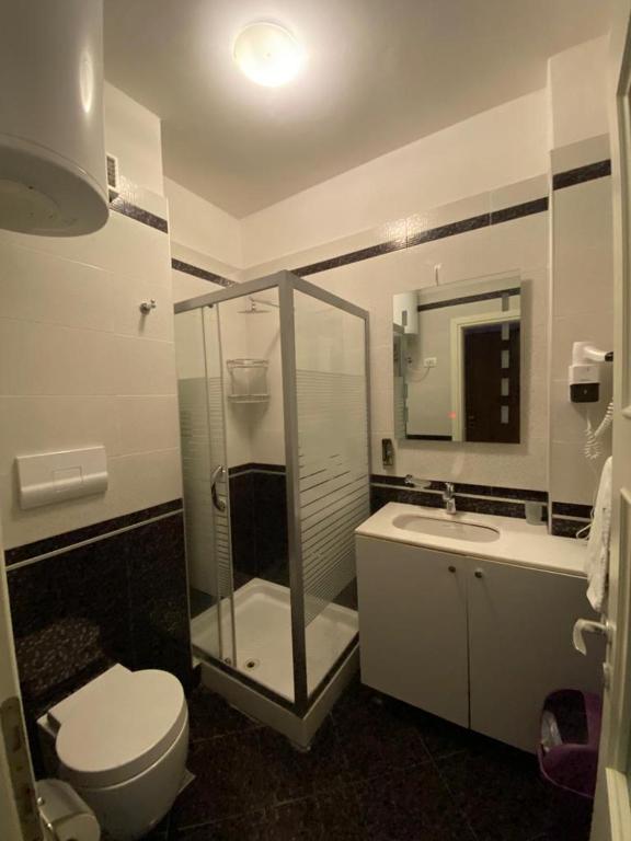 2 Bedrooms Seaside View Apart, free parking. - Imazhi 2