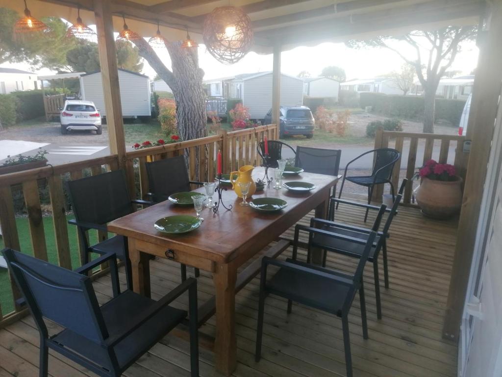 Restauracja lub miejsce do jedzenia w obiekcie mobil home au lac des rêves