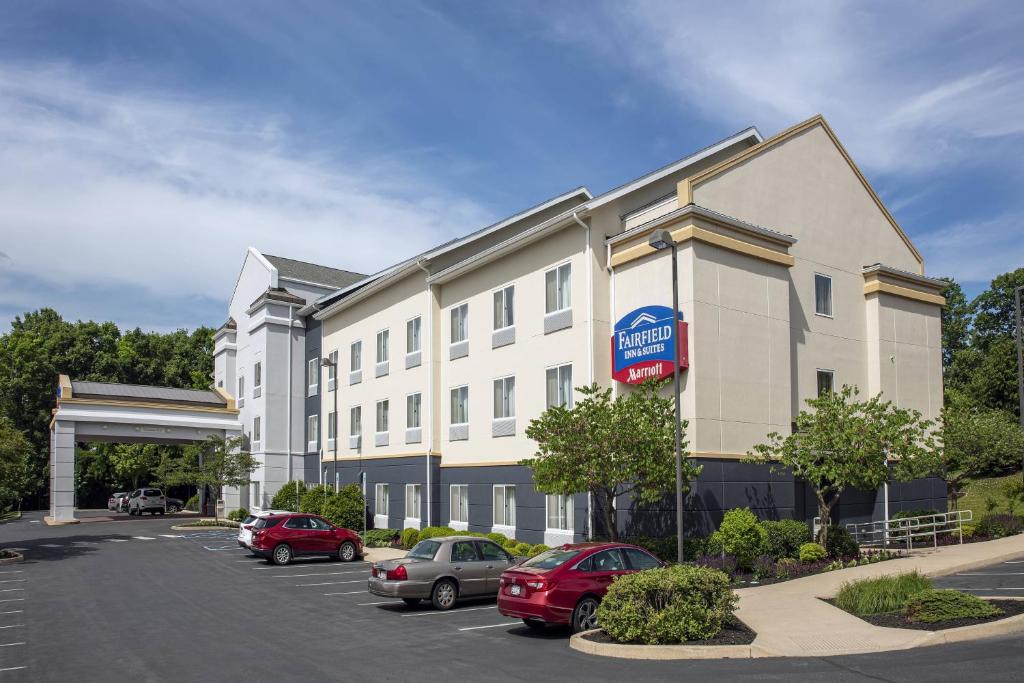 un hotel con coches estacionados en un estacionamiento en Fairfield Inn & Suites by Marriott State College en State College