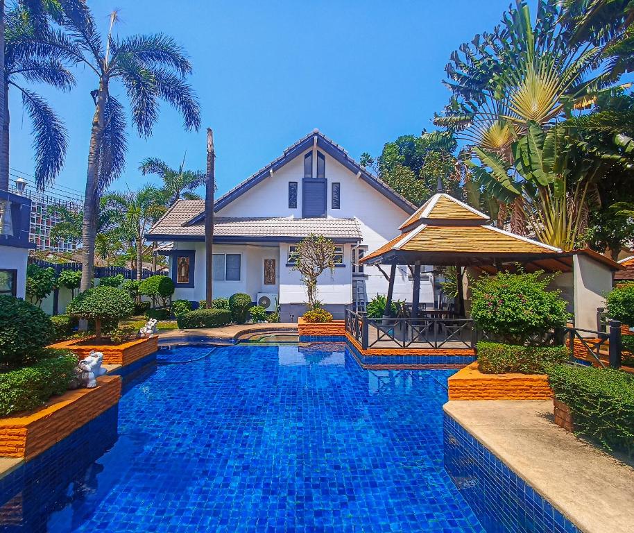 una piscina frente a una casa en #Nice Private Pool Villa Pattaya, en Nong Prue