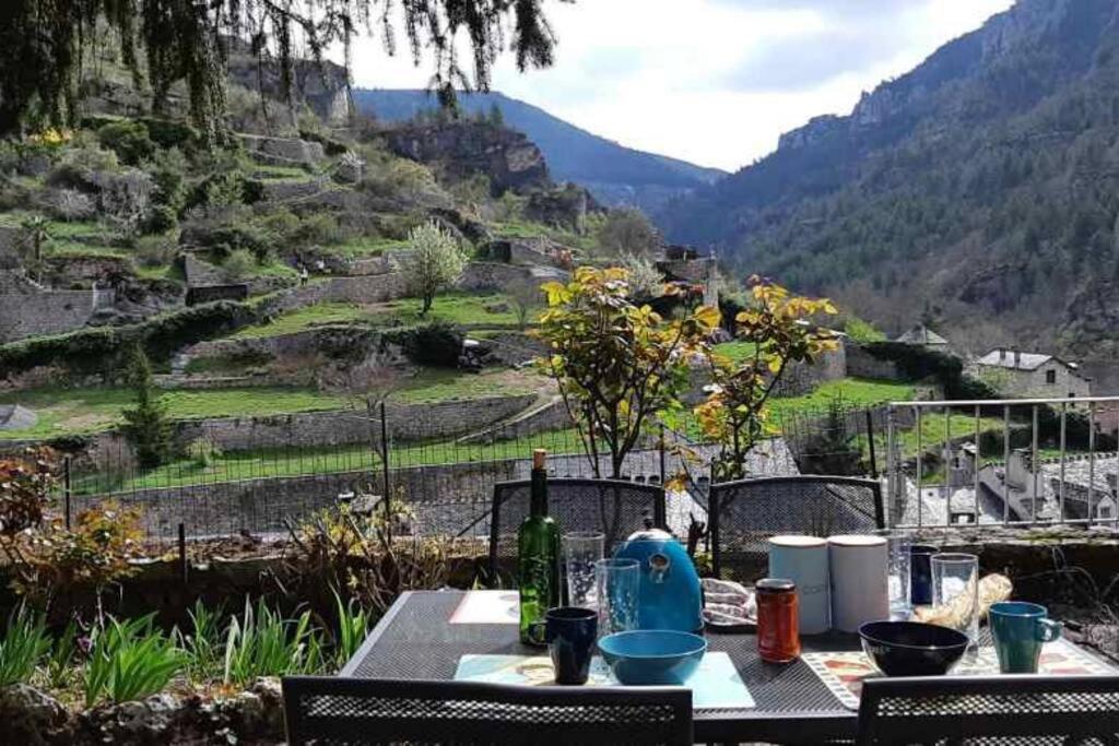 - une table avec vue sur la montagne dans l'établissement Ste ENIMIE GITE terrasse privative vue imprenable, à Sainte-Énimie