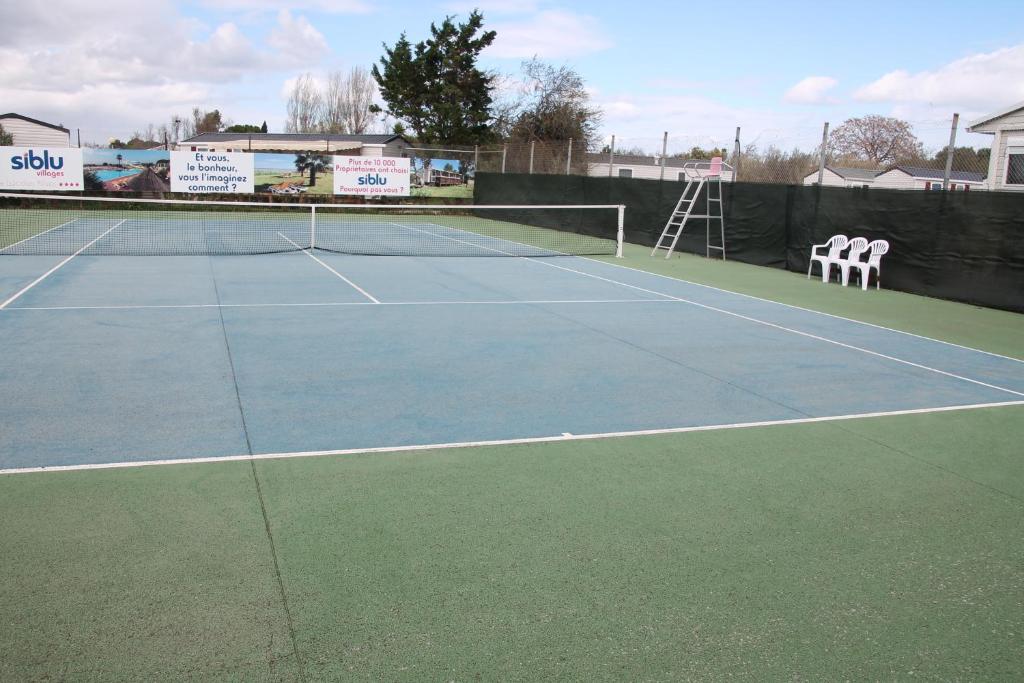 Tenis lub squash w obiekcie mobil home au lac des rêves lub w pobliżu