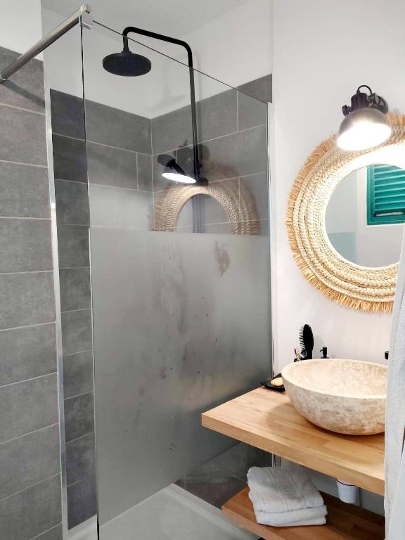 un bagno con lavandino e specchio di Chambre Antillaise a Les Trois-Îlets