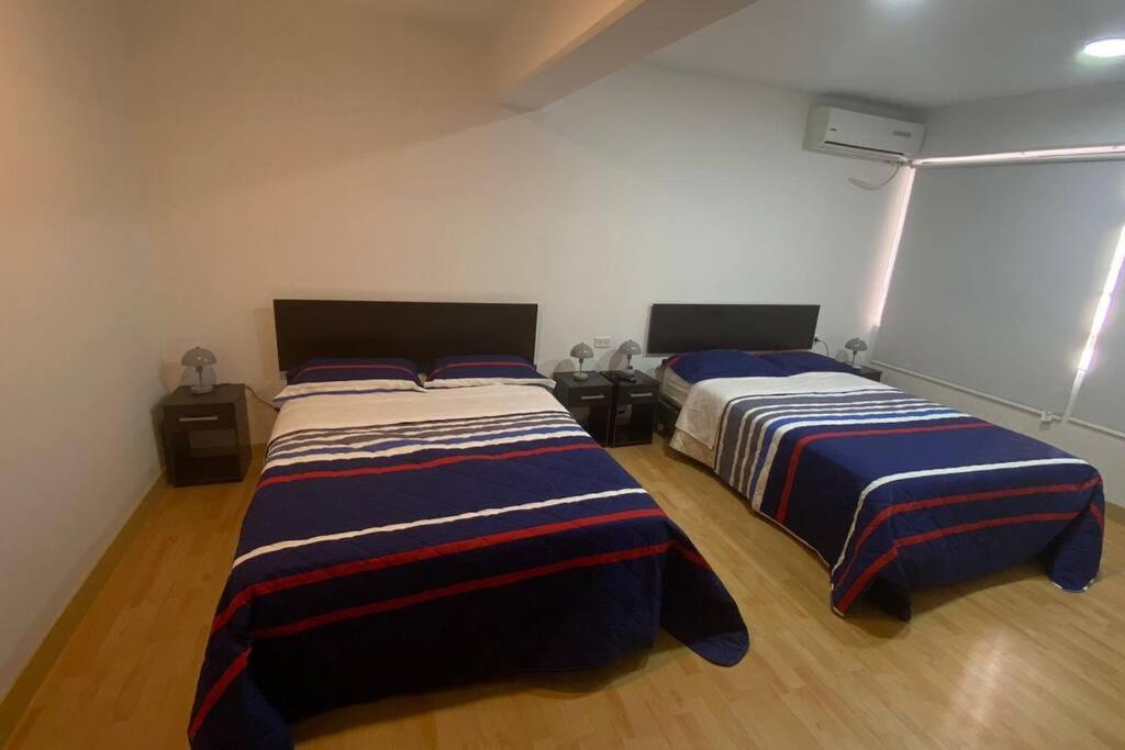 1 Schlafzimmer mit 2 Betten und einem Fenster in der Unterkunft (29) Dpto Nuevo y Acogedor Miraflores in Lima