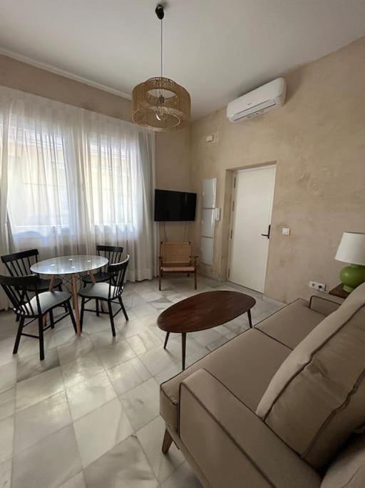 un salon avec un canapé et une table dans l'établissement Casa Procurador Triana, à Séville