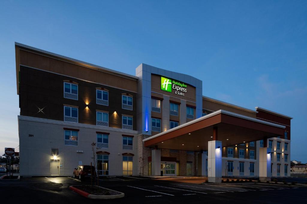 un edificio de hotel con un letrero iluminado en él en Holiday Inn Express & Suites - Hollister, an IHG Hotel, en Hollister