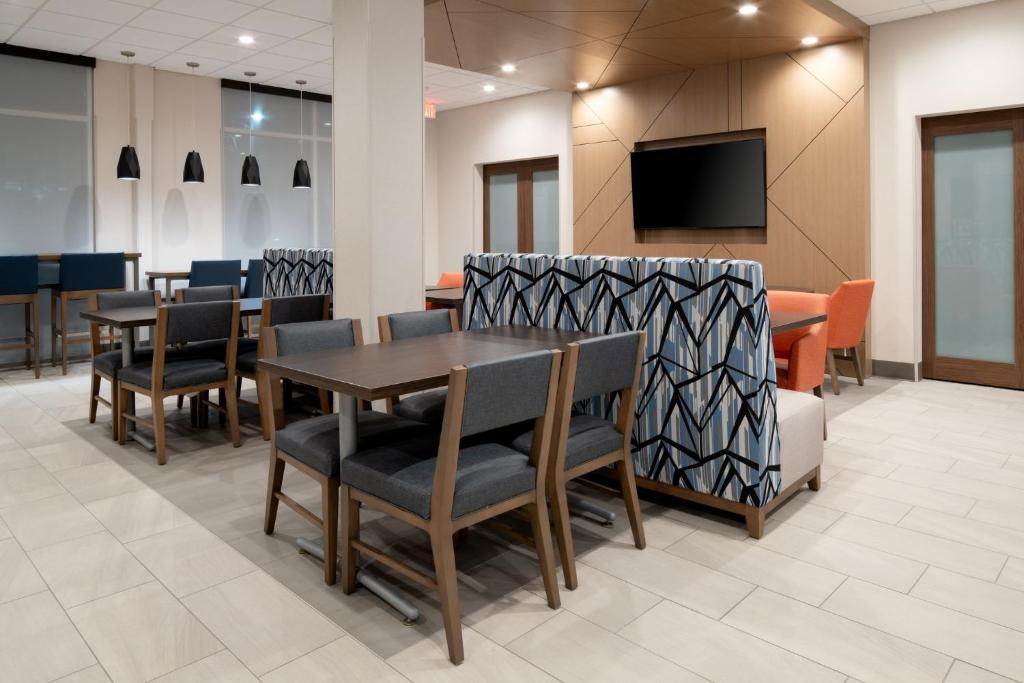 Holiday Inn Express & Suites - Hollister by IHG photo