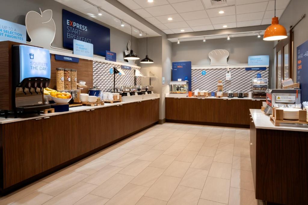 Holiday Inn Express & Suites - Hollister by IHG photo