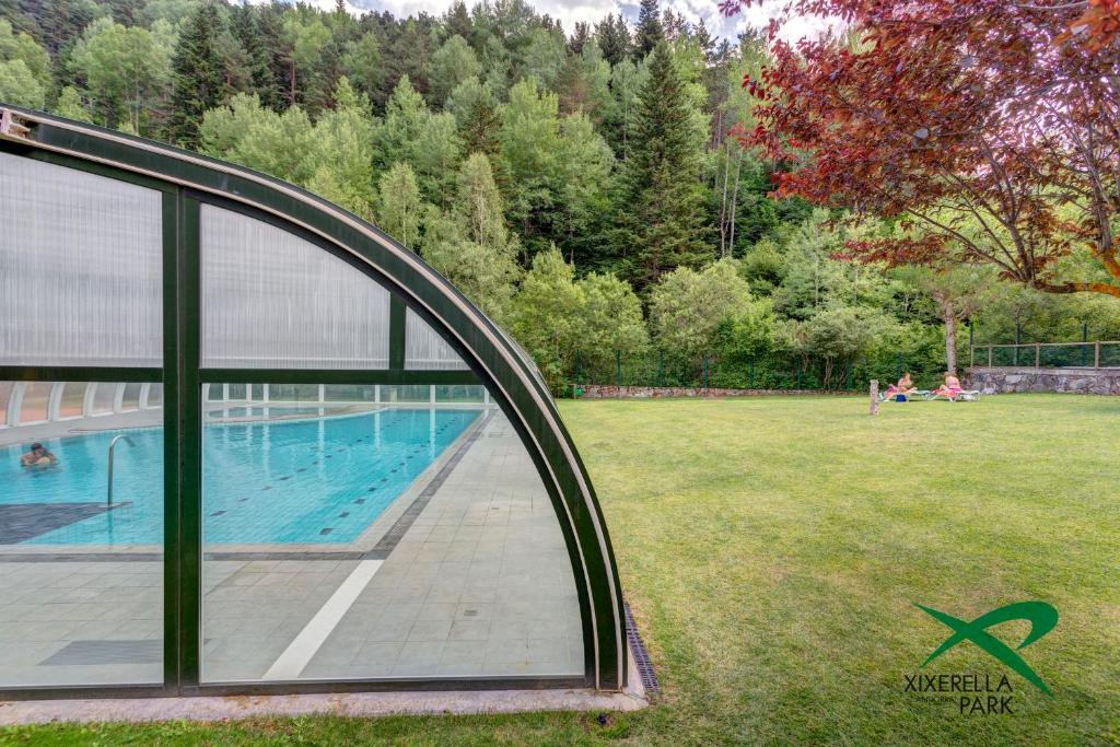 Bazén v ubytování Apartamentos Xixerella Park Resort nebo v jeho okolí