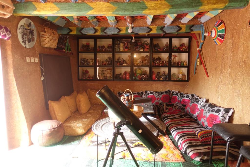 una cámara en una habitación con sofá y mesa en Tigmino Maison D'or, en Tafraoute