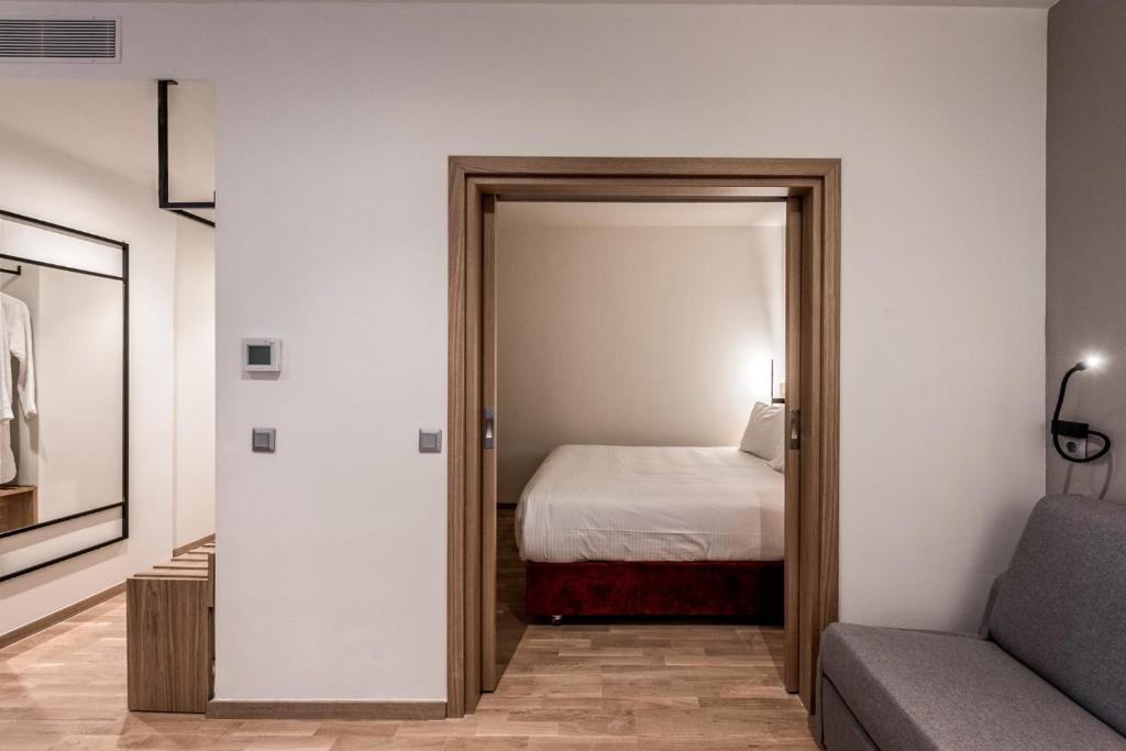 Postel nebo postele na pokoji v ubytování Urban Frame Acropolis