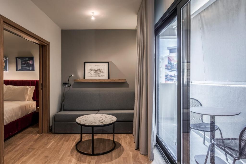 Postel nebo postele na pokoji v ubytování Urban Frame Acropolis