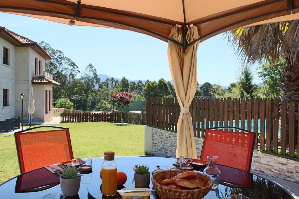 une table avec de la nourriture dans une arrière-cour dans l'établissement Sensacional Casa en Gondomar, à Gondomar