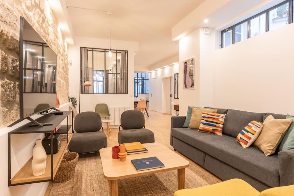 O zonă de relaxare la Design architect Loft for 10 guests near metro
