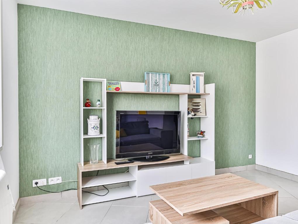 Televízia a/alebo spoločenská miestnosť v ubytovaní Maison Ker Mona