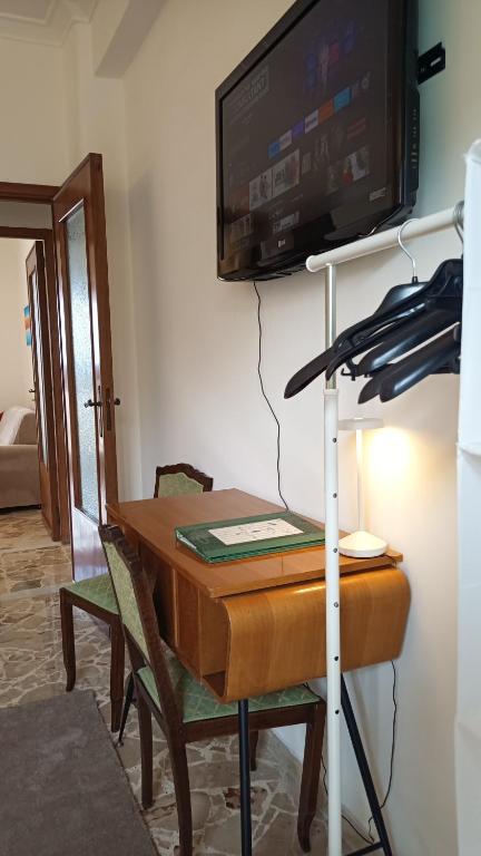 A television and/or entertainment centre at Top Floor Aparthotel Bentivoglio
