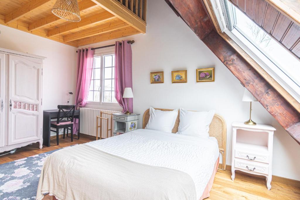 a bedroom with a white bed and a window at Bed and Breakfast Saultchevreuil, au Mont Saint Michel in Villedieu-les-Poëles
