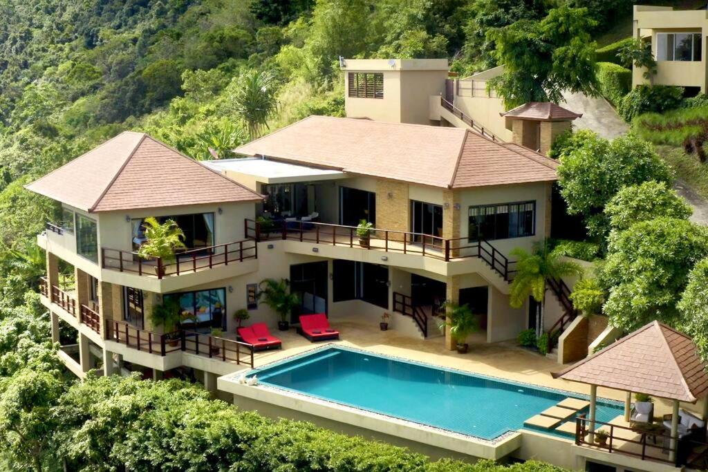 Výhled na bazén z ubytování Fah Suay Villa - Incredible & Spacious 5 Bedrooms nebo okolí