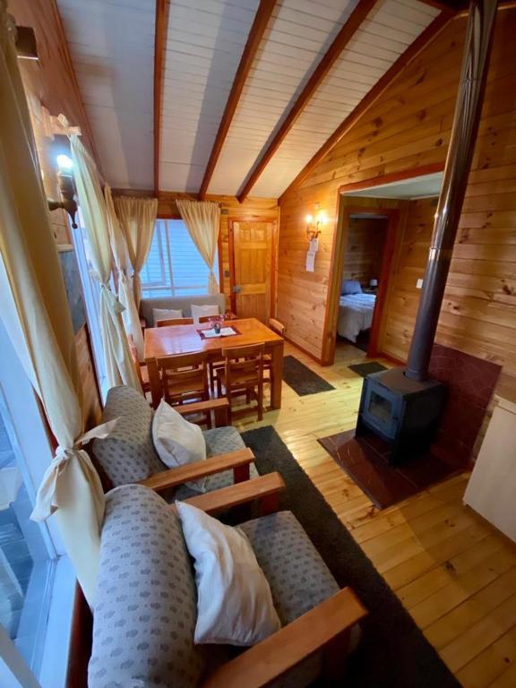 un soggiorno con divano e piano cottura di Cabanas Palafitos Dalmacia a Castro