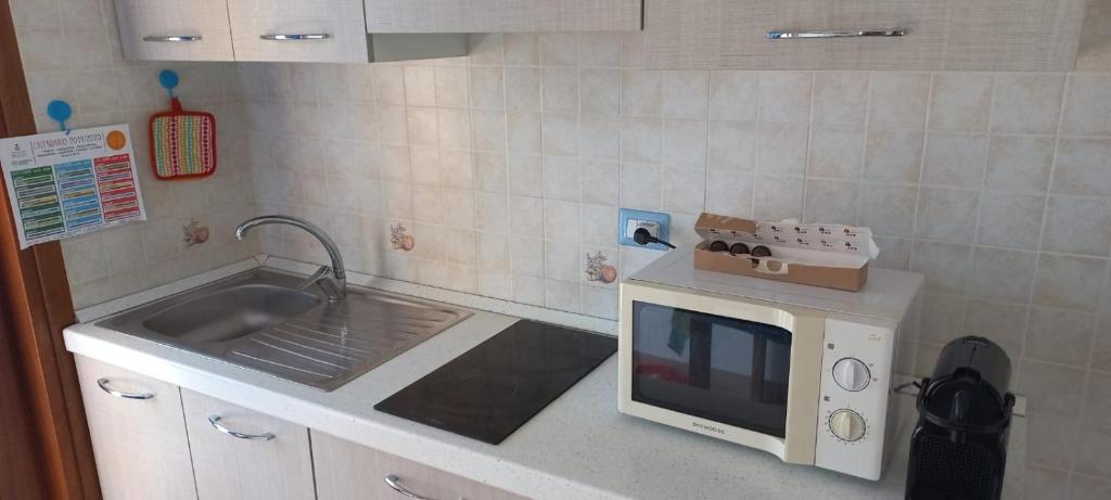 A kitchen or kitchenette at Fronte mare attico indipendente ed esclusivo con terrazza panoramica