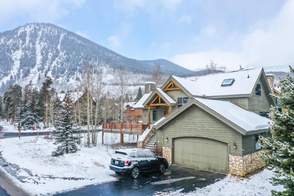 Cảnh núi rừng hoặc tầm nhìn ra núi từ nhà nghỉ dưỡng