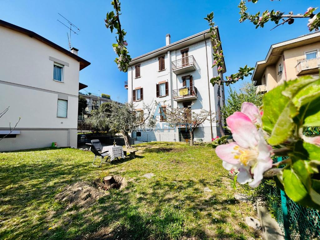a view of the yard of a building at Ares Apartment - Vicino al Lago di Garda e alla Stazione Treno in Desenzano del Garda
