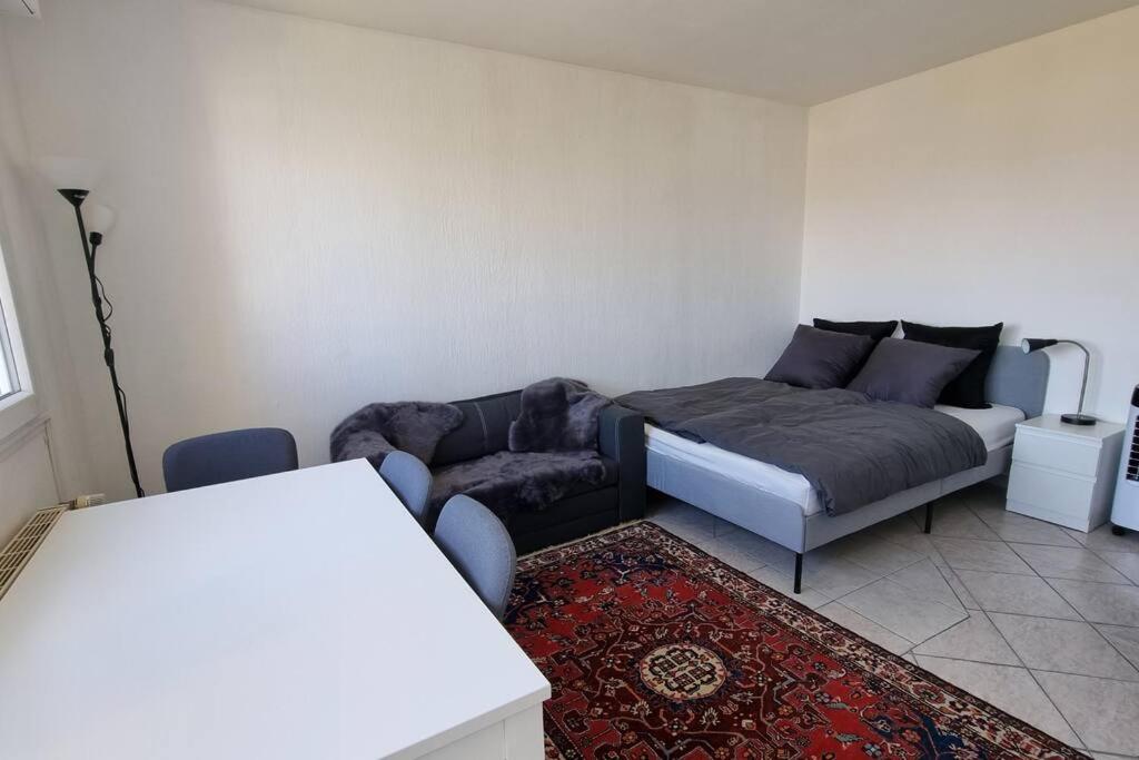 salon z łóżkiem i kanapą w obiekcie Traumhaftes Studio in Top Lage! w mieście Saint-Louis