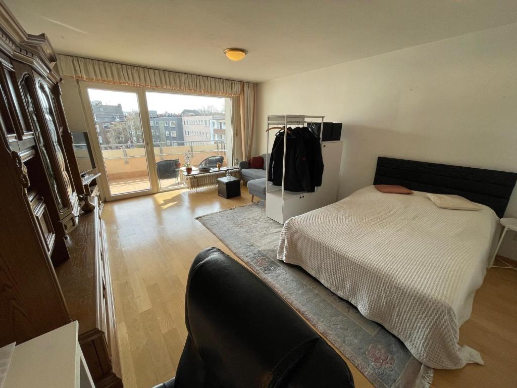 - une chambre avec un lit et une grande fenêtre dans l'établissement Relax Center Suite, à Essen