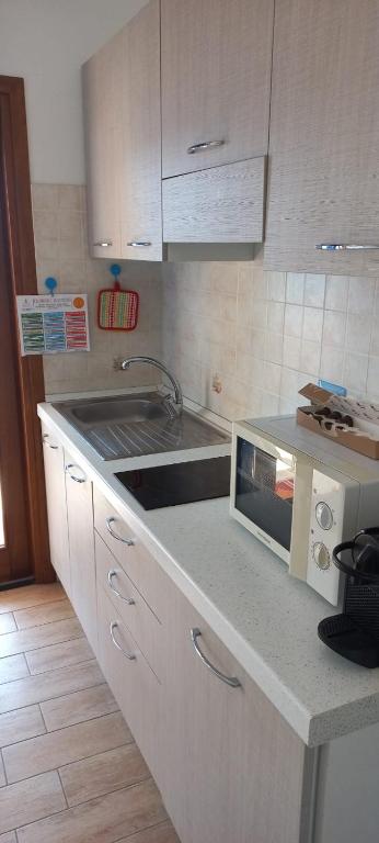 A kitchen or kitchenette at Fronte mare attico indipendente ed esclusivo con terrazza panoramica