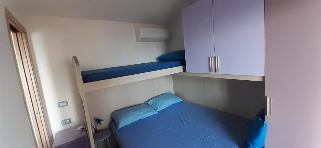A bed or beds in a room at Fronte mare attico indipendente ed esclusivo con terrazza panoramica